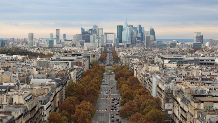 Les tours de La Défense vues du ciel au petit matin