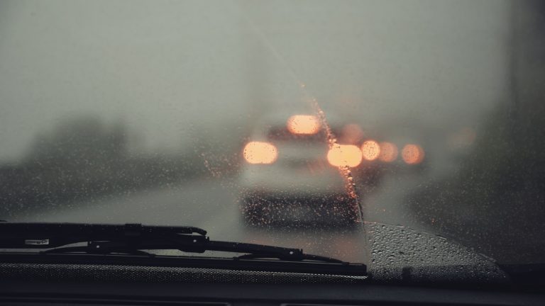 Gouttes de pluie sur une vitre de véhicule