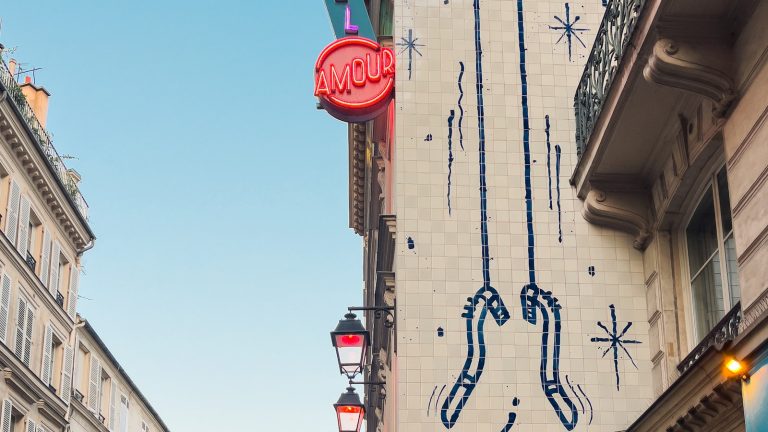 Façade éclairée d une enseigne la nuit